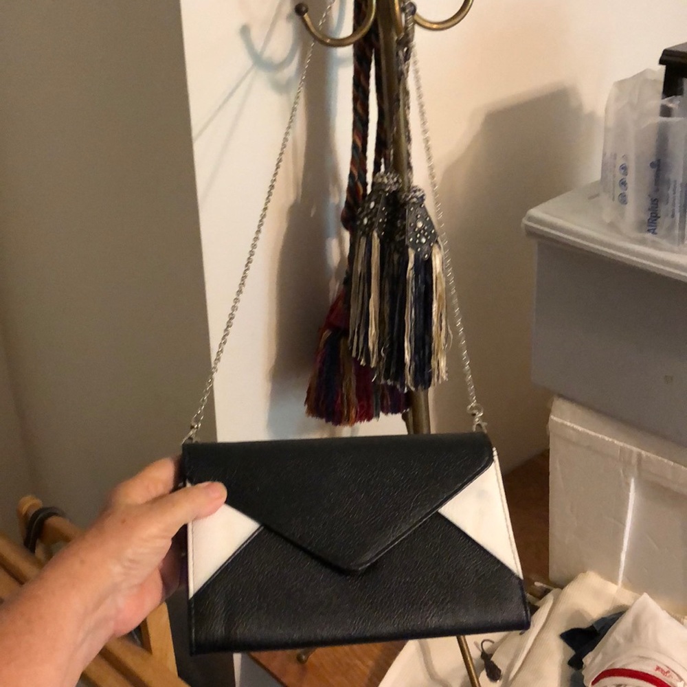 🔴ENVELOPE PURSE BLACK & WHITE REMOVABILITY HANDLE